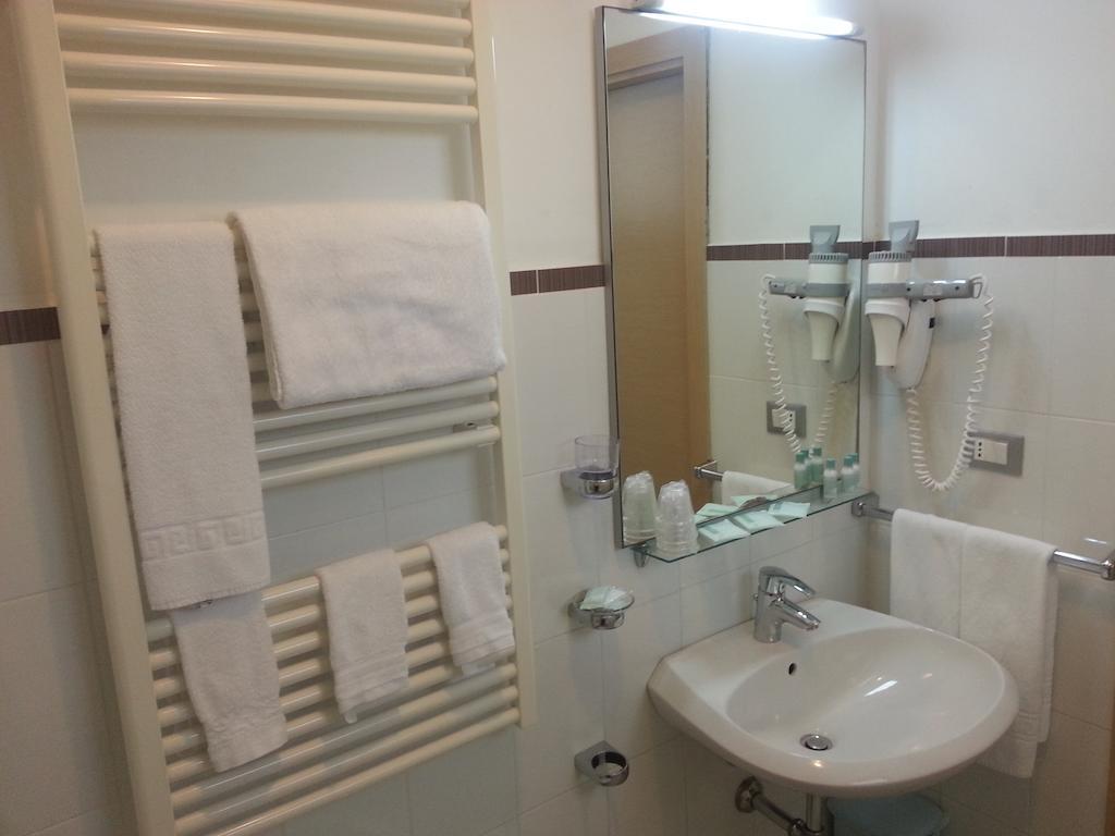 Hotel Duca Degli Abruzzi Монтесильвано Экстерьер фото